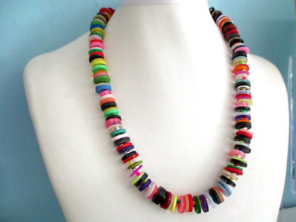 Upcycling | Kunterbunte Knopfkette, versilberte Schließe