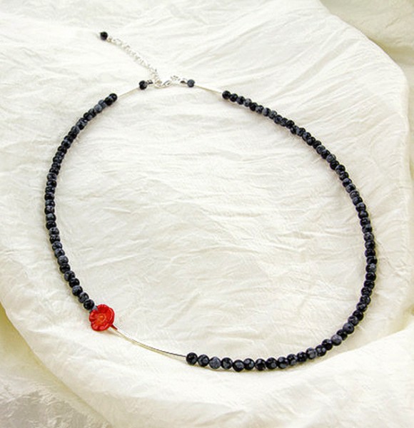 Edelstein-Collier | kleines Koralle-Blümchen & Schneeflockenobsidian
