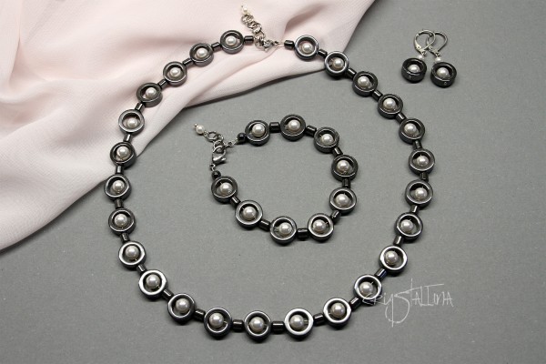 Schmuckset grau-weiß aus Hämatit und Swarovski Kristallperlen