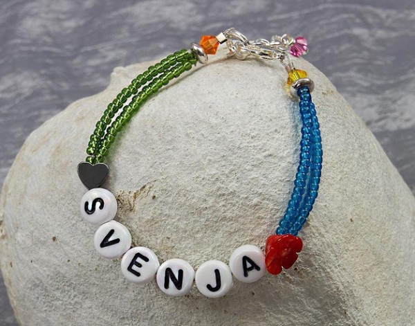 Mädchen Armband | mit Name, Herzchen + kleiner Blume | mit Swarovski Elements® Perlen