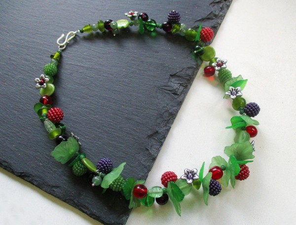 Halskette "Natur" | Beeren- und Blättercollier | bunt | ca. 46cm mit versilberter Hakenschließe